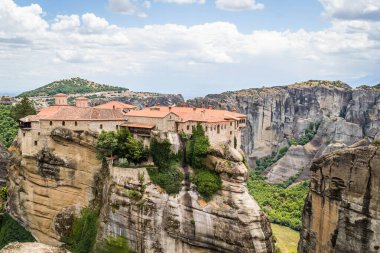 Yunanistan 'daki Meteor Dağı' nın kayalıklarında bulunan Büyük Meteor Ortodoks Manastırı manzarası, Haziran 2018.