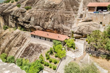 Yunanistan 'daki Meteor Dağı' nın kayalıklarında bulunan Büyük Meteor Ortodoks Manastırı manzarası, Haziran 2018.