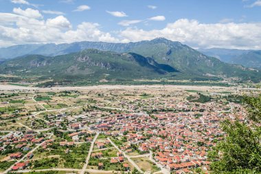 Yunanistan 'ın Kalambaka kentinden Meteora Dağı' nın panoramik manzarası.