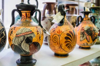 Kalambaka, Yunanistan - 10 Haziran 2018: Yunanistan 'ın Kalambaka kentindeki yerel bir mağazanın sergilenen eşyalarına bir göz atın.