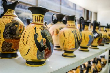 Kalambaka, Yunanistan - 10 Haziran 2018: Yunanistan 'ın Kalambaka kentindeki yerel bir mağazanın sergilenen eşyalarına bir göz atın.