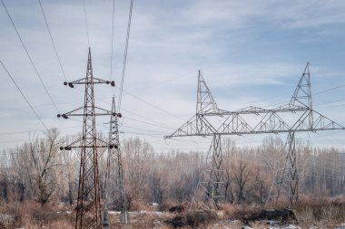 Elektrik direği ve kule elektrik enerjisi iletiyor.