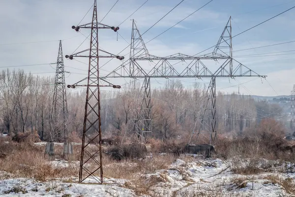 Elektrik direği ve kule elektrik enerjisi iletiyor.