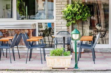 Yunanistan 'ın Leptokarya kentindeki bahçe restoranında sandalyeler.