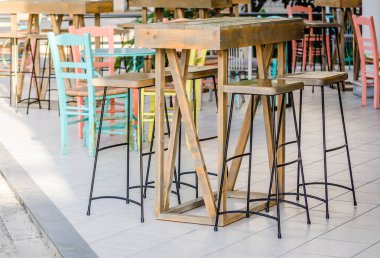 Yunanistan, Leptokarya 'da bir bahçe restoranında ahşap sandalyeler.