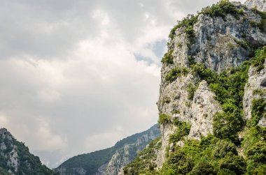 Yunanistan 'ın Litochoro köyü yakınlarındaki Olimpos Dağı' nda Enipez Nehri Kanyonu.