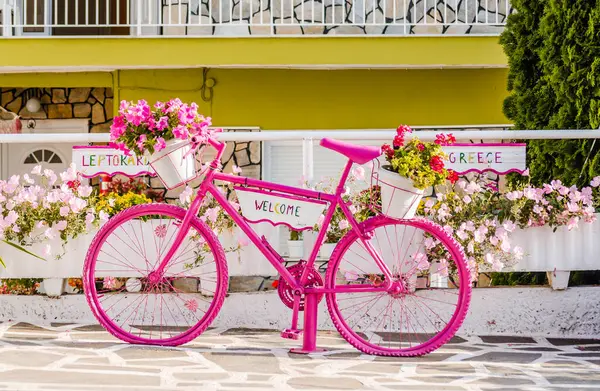 Yunanistan 'ın Leptokarya kentinde özel bir apartmanın önündeki sokakta pembe bisikletler.