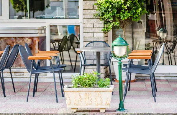 Yunanistan 'ın Leptokarya kentindeki bahçe restoranında sandalyeler.