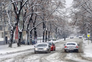 Novi Sad, Sırbistan - 11 Ocak 2017: Merkez Novi Sad kar altında, 2017 yılbaşı tatilinden önce. Novi Sad şehrinin sokakları karla kaplıdır. Novi Sad şehrinin merkez caddelerinin karla kaplı görüntüsü.