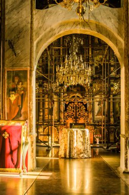 İç mekan ve kilisede ikonostaz olan duvar manzarası..