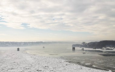 Kar ve buzla kaplı Tuna Nehri. Petrovaradin Kalesi, Voyvodina, Novi Sad, Petrovaradin, Sırbistan 'ın Tuna Nehri' nin donmuş ve karla kaplı su yolu.