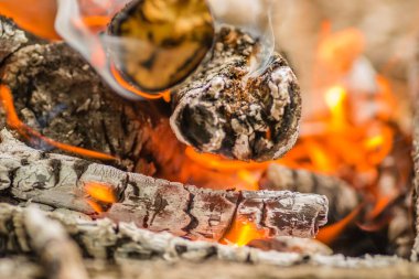 Yakından çekilen odunlar, odun, kömür ve küller alevler içinde yanıyor..