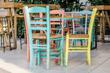 Yunanistan 'ın Leptokarya kentindeki bir bahçe restoranında ahşap renkli sandalyeler.