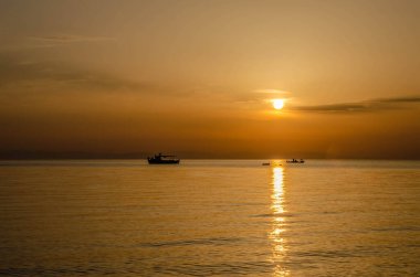 Açık denizlerde balıkçı teknesi, sabahın erken saatlerinde Yunanistan, Leptokarya 'da.