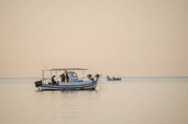 Açık denizlerde balıkçı teknesi, sabahın erken saatlerinde Yunanistan, Leptokarya 'da.