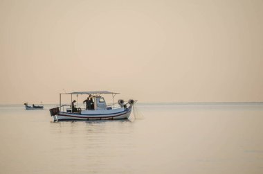 Açık denizlerde balıkçı teknesi, sabahın erken saatlerinde Yunanistan, Leptokarya 'da.