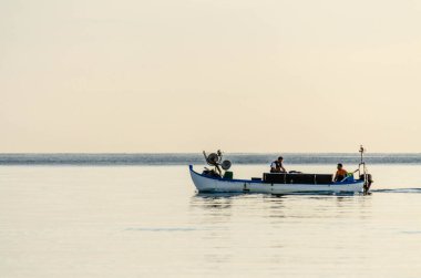 Açık denizlerde balıkçı teknesi, sabahın erken saatlerinde Yunanistan, Leptokarya 'da.