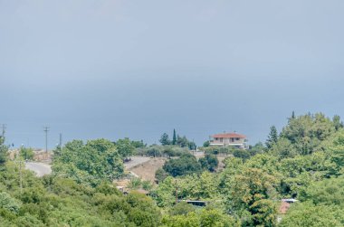 Yunanistan 'ın Olimpos Dağı' ndaki Enipeas Nehri Kanyonu 'nun altındaki Litohoro köyündeki evler.