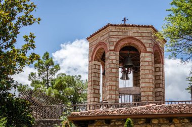 Yunanistan 'daki Meteor Dağı' nın kayalıklarında bulunan Büyük Meteor Ortodoks Manastırı manzarası, Haziran 2018.