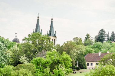 Petrovaradin, Sırbistan - 28 Nisan 2019: Tekije 'deki Karlı Hanımımız Kilisesi Kubbesi