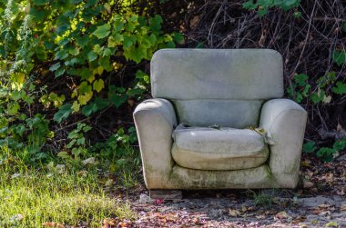 Düşmüş koltuk, gri tuval içinde döşemiş..