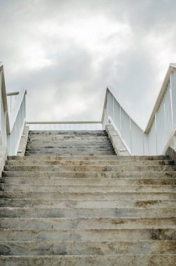 Novi Sad rıhtımında Tuna nehrinin yanında güneşli bahar günlerinde Eeljev köprüsü ile.