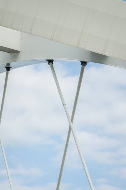 Novi Sad rıhtımında Tuna nehrinin yanında güneşli bahar günlerinde Eeljev köprüsü ile.