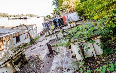 Novi Sad rıhtımında Tuna nehrinin yanında güneşli bahar günlerinde Eeljev köprüsü ile.