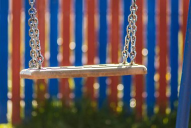 Engellenmiş salıncak, kapalı halk çocuk parkı, koronavirüs kilitlemesi.