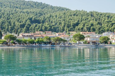 Evia Adası, Yunanistan - 28 Haziran. 2020: Yunanistan 'daki Skiathos adasının panoraması. Yunanistan 'daki Skiathos adasının Panorama manzarası.