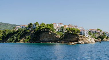 Evia Adası, Yunanistan - 28 Haziran. 2020: Yunanistan 'daki Skiathos adasının panoraması. Yunanistan 'daki Skiathos adasının Panorama manzarası.