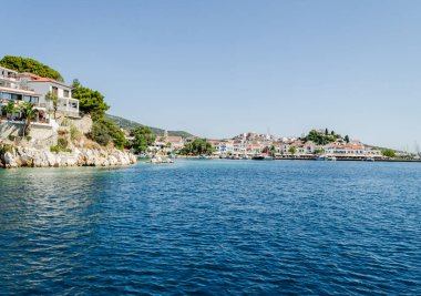 Evia Adası, Yunanistan - 28 Haziran. 2020: Yunanistan 'daki Skiathos adasının panoraması. Yunanistan 'daki Skiathos adasının Panorama manzarası.