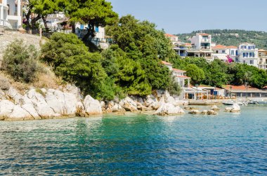 Evia Adası, Yunanistan - 28 Haziran. 2020: Yunanistan 'daki Skiathos adasının panoraması. Yunanistan 'daki Skiathos adasının Panorama manzarası.