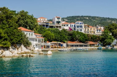 Evia Adası, Yunanistan - 28 Haziran. 2020: Yunanistan 'daki Skiathos adasının panoraması. Yunanistan 'daki Skiathos adasının Panorama manzarası.