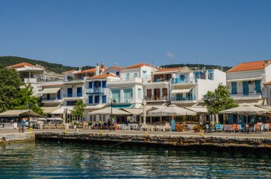 Evia Adası, Yunanistan - 28 Haziran. 2020: Yunanistan 'daki Skiathos adasının panoraması. Yunanistan 'daki Skiathos adasının Panorama manzarası.