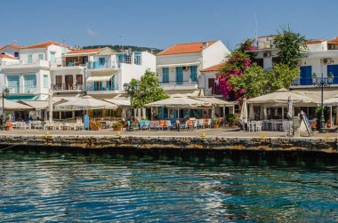 Evia Adası, Yunanistan - 28 Haziran. 2020: Yunanistan 'daki Skiathos adasının panoraması. Yunanistan 'daki Skiathos adasının Panorama manzarası.