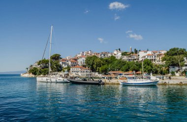 Evia Adası, Yunanistan - 28 Haziran. 2020: Yunanistan 'daki Skiathos adasının panoraması. Yunanistan 'daki Skiathos adasının Panorama manzarası.