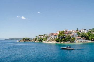 Evia Adası, Yunanistan - 28 Haziran. 2020: Yunanistan 'daki Skiathos adasının panoraması. Yunanistan 'daki Skiathos adasının Panorama manzarası.