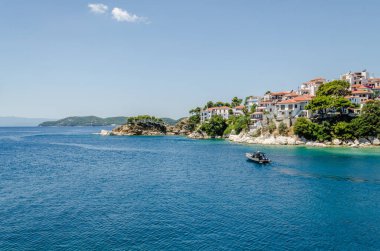 Evia Adası, Yunanistan - 28 Haziran. 2020: Yunanistan 'daki Skiathos adasının panoraması. Yunanistan 'daki Skiathos adasının Panorama manzarası.
