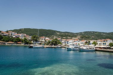 Evia Adası, Yunanistan - 28 Haziran. 2020: Yunanistan 'daki Skiathos adasının panoraması. Yunanistan 'daki Skiathos adasının Panorama manzarası.