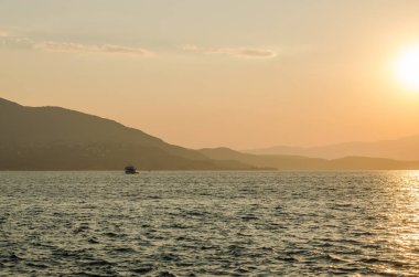 Evia Yunanistan adasındaki sakin Ege Denizi 'nde güzel bir gün batımı