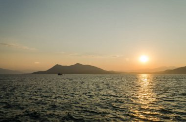 Evia Yunanistan adasındaki sakin Ege Denizi 'nde güzel bir gün batımı