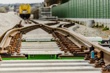 Yüklü beton pusucuları olan yeni demiryolu..