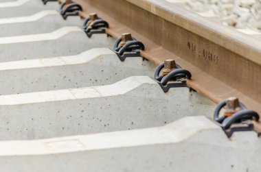 Yüklü beton pusucuları olan yeni demiryolu..