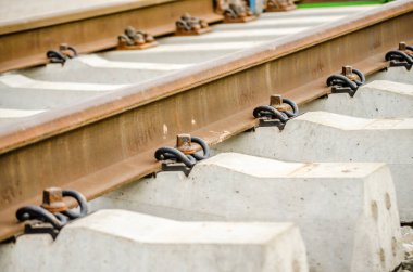 Yüklü beton pusucuları olan yeni demiryolu..