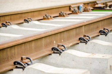 Yüklü beton pusucuları olan yeni demiryolu..