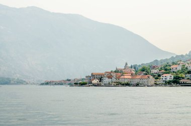 Herceg Novi, Karadağ - 23 Ağustos 2021: Kotor Körfezi 'nde Prcan Panoraması