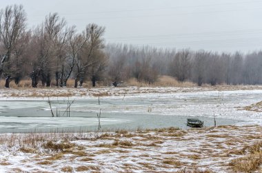 Kış mevsiminde karla kaplı, korunan doğanın panoramik görüntüsü..