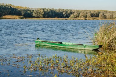 Begec, Sırbistan - 30 Ekim. 2021: Sırbistan 'ın Novi Sad kenti yakınlarındaki Tuna Nehri' nin kolunda unutulmuş bir balıkçı teknesi.