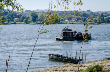 Novi Sad yakınlarındaki Tuna Nehri 'nden geçen bir sal..